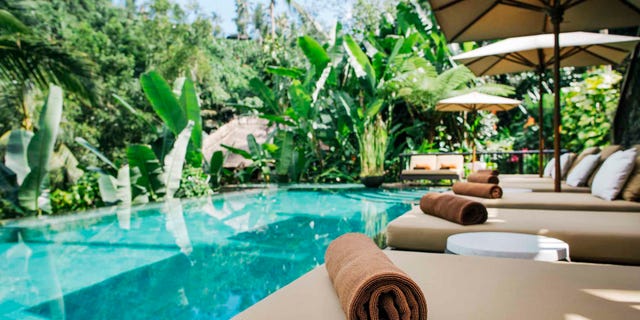 Secret escapes. Book a Hotel. Hotel booking. Hotel вертикальная картинка. Hotel Pools Ben Braun.
