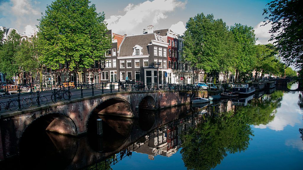 rivier Ik zie je morgen Trouw Quotes van de Dag: Amsterdam is groener dan Parijs? Melania Trump trok haar  beste regenlaarzen aan