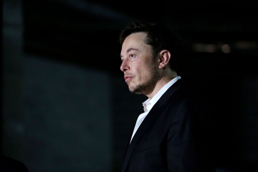 Vrouw Pakt Stuur Bij Tesla Elon Musk In De Passagiersstoel