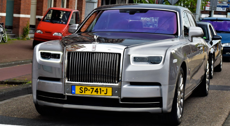 Wow!-Sterstrafpleiter-Gerard-Spong-rijdt-een-nieuwe-Rolls-Royce-Phantom-VIII.png?resize=768:*