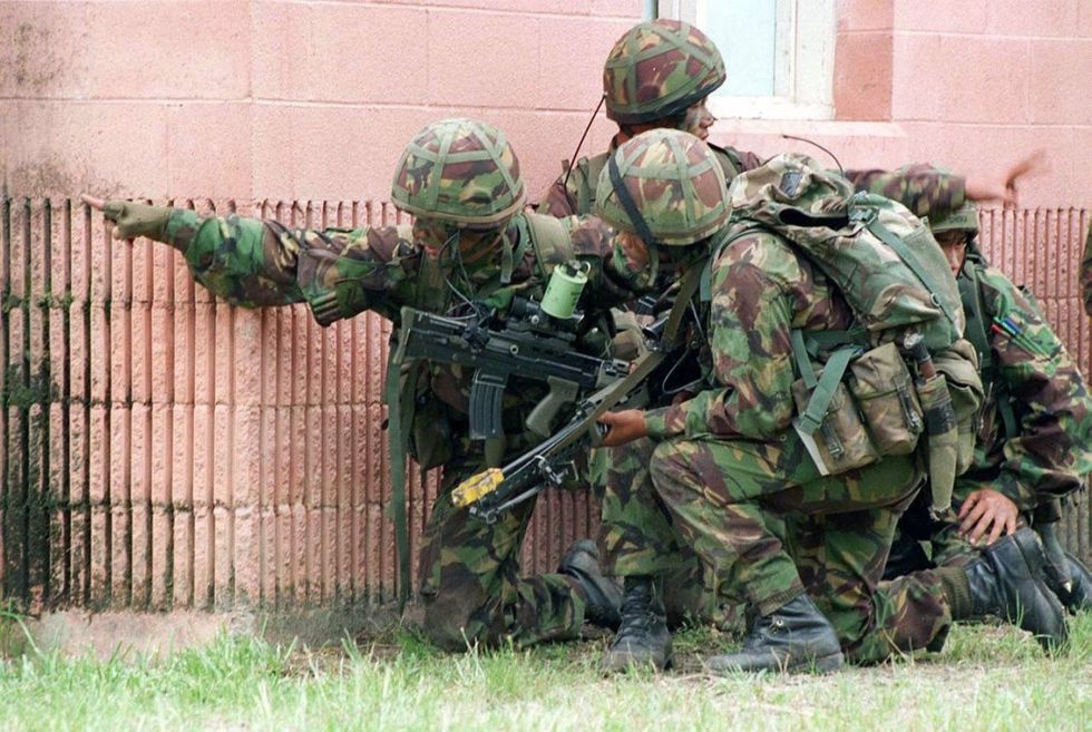 soldier, military person, military uniform, military camouflage, camouflage, helmet, army, military organization, gun, pattern,