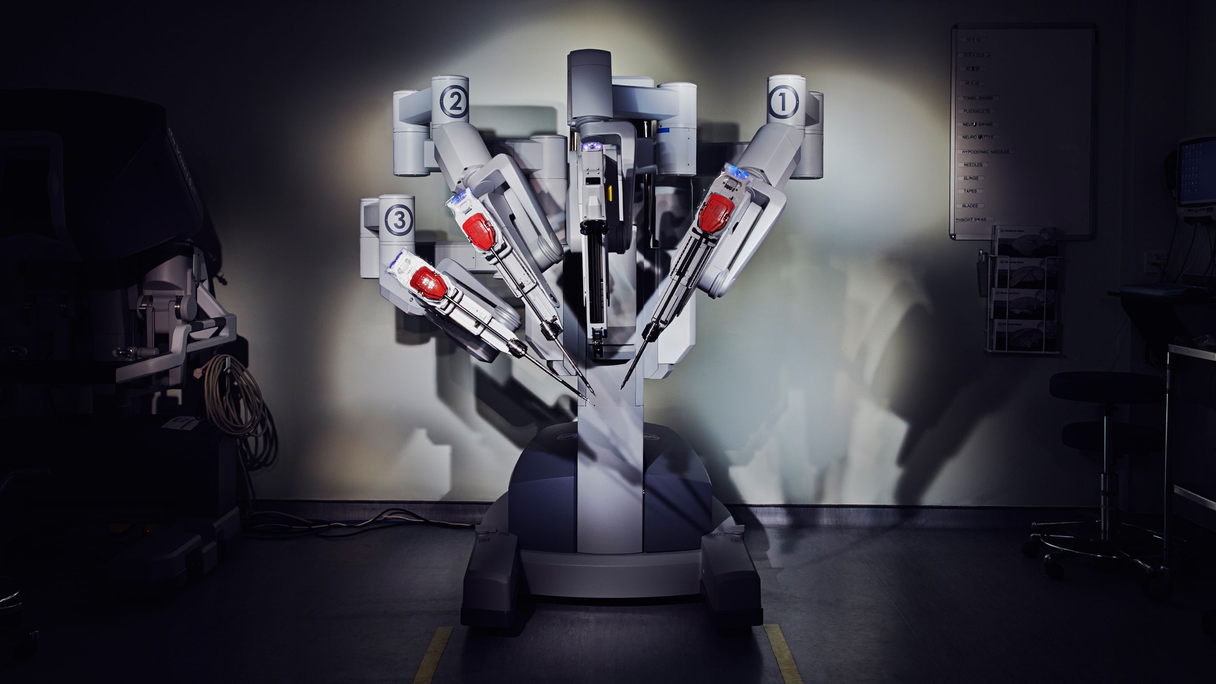 Роботов есть мозги. Робот-хирург DAVINCI. Робот хирург да Винчи. DAVINCI робот хирургия. DAVINCI первый робот хирург.