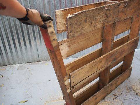 how to take apart a pallet, recycling a pallet, upcycling a pallet
