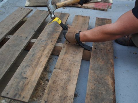 how to take apart a pallet, recycling a pallet, upcycling a pallet