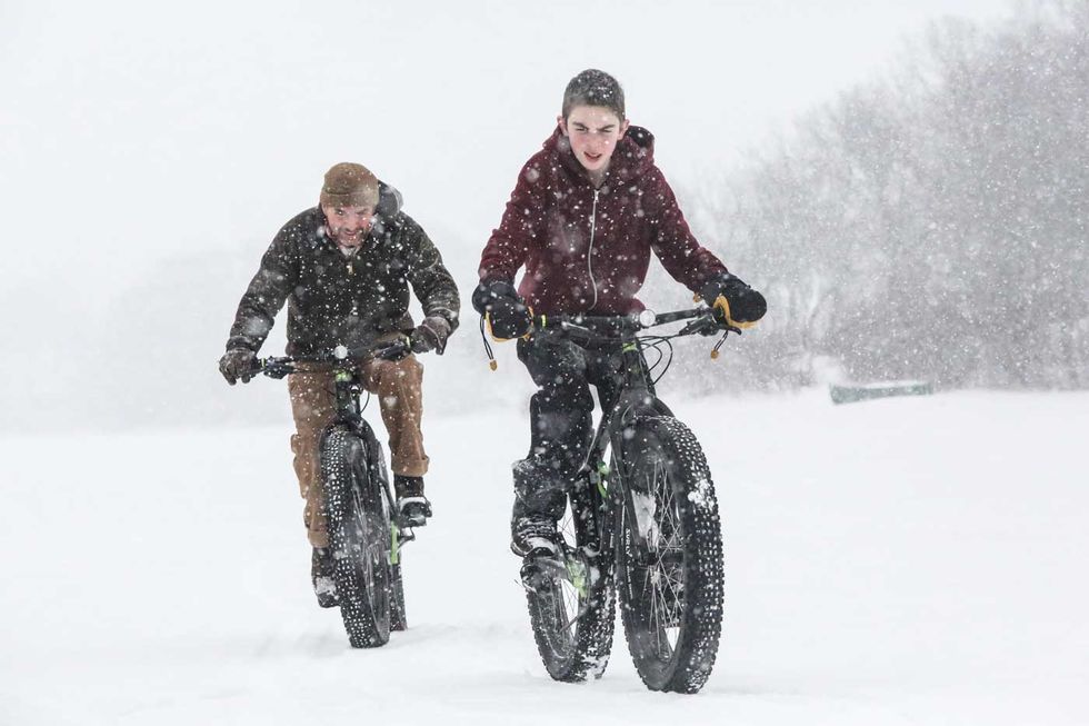 Winter, Bicycle tire, Bicycle wheel, Bicycle wheel rim, Freezing, Bicycle, Mountain bike, Snow, Bicycle frame, Bicycle fork, 