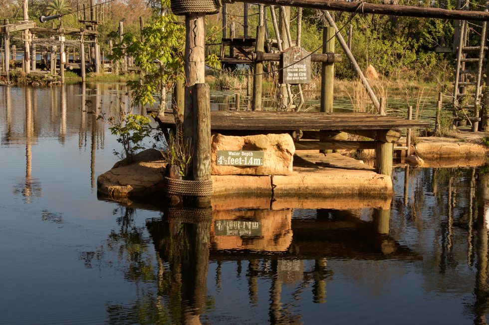Reflection, Water, Pond, Bank, Watercourse, Lake, Channel, Wetland, Riparian zone, Bayou, 