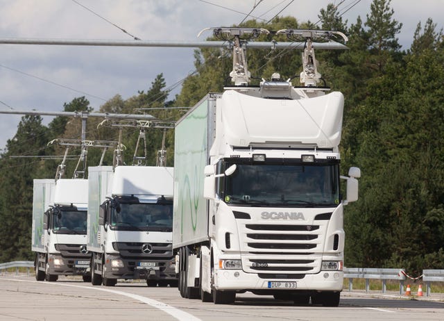 Motor vehicle, Mode of transport, Transport, Automotive design, Truck, Automotive mirror, trailer truck, Overhead power line, Tree, Windscreen wiper, 