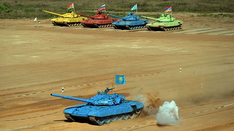 Tank, Combat vehicle, Self-propelled artillery, Military vehicle, Machine, Sand, Gun turret, Armored car, 