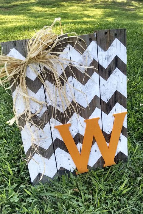 <p>A monogramed pallet makes the perfect gift for a friend in need of fall decor for her porch.</p><p><strong data-redactor-tag="strong" data-verified="redactor">Learn more at <a href="https://latestproject.wordpress.com/2014/07/28/pallet-project/" target="_blank">My Latest Project</a>.&nbsp;</strong></p>