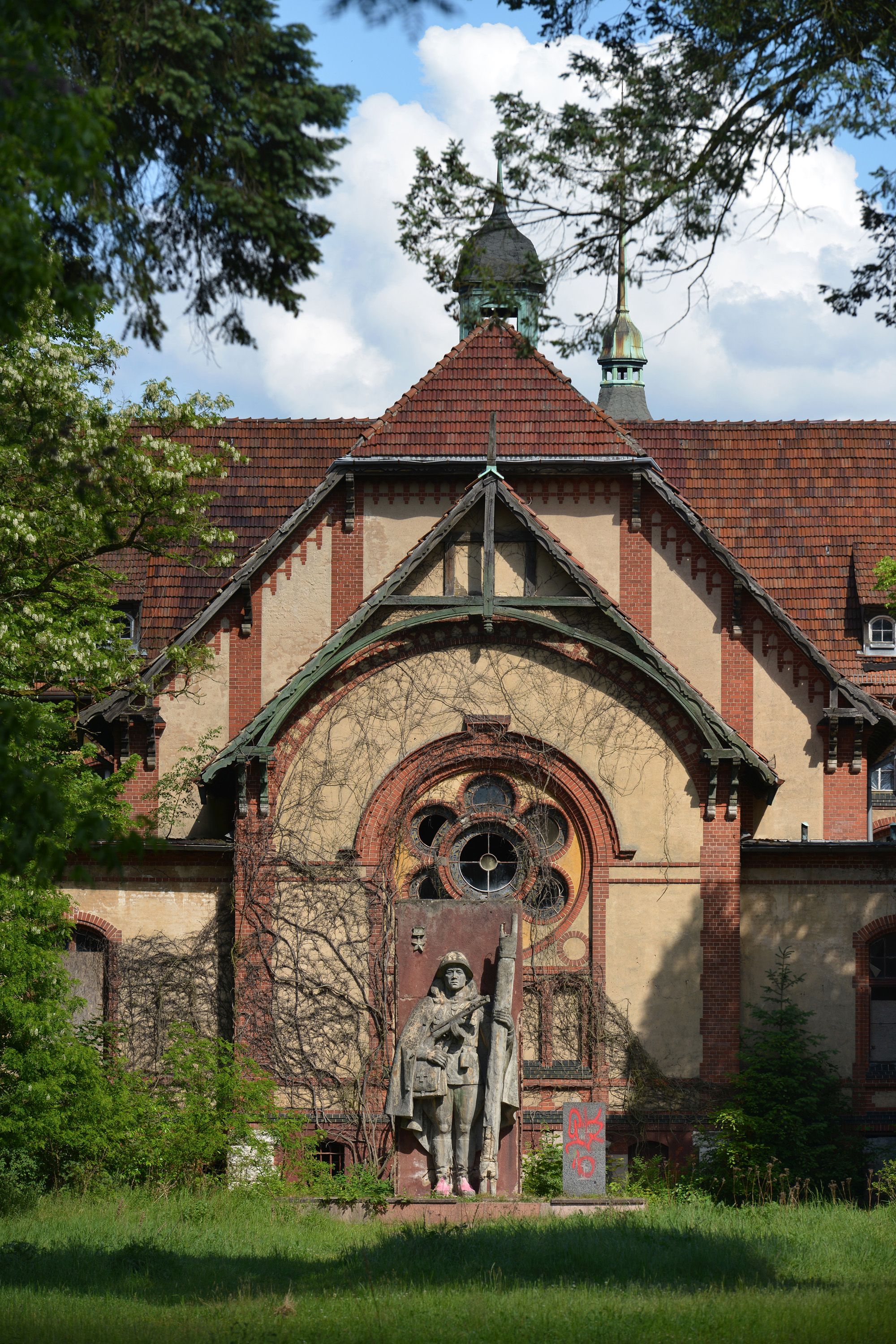 18 Haunting Photos Of An Abandoned Nazi Hospital - Beelitz-Heilstätten ...