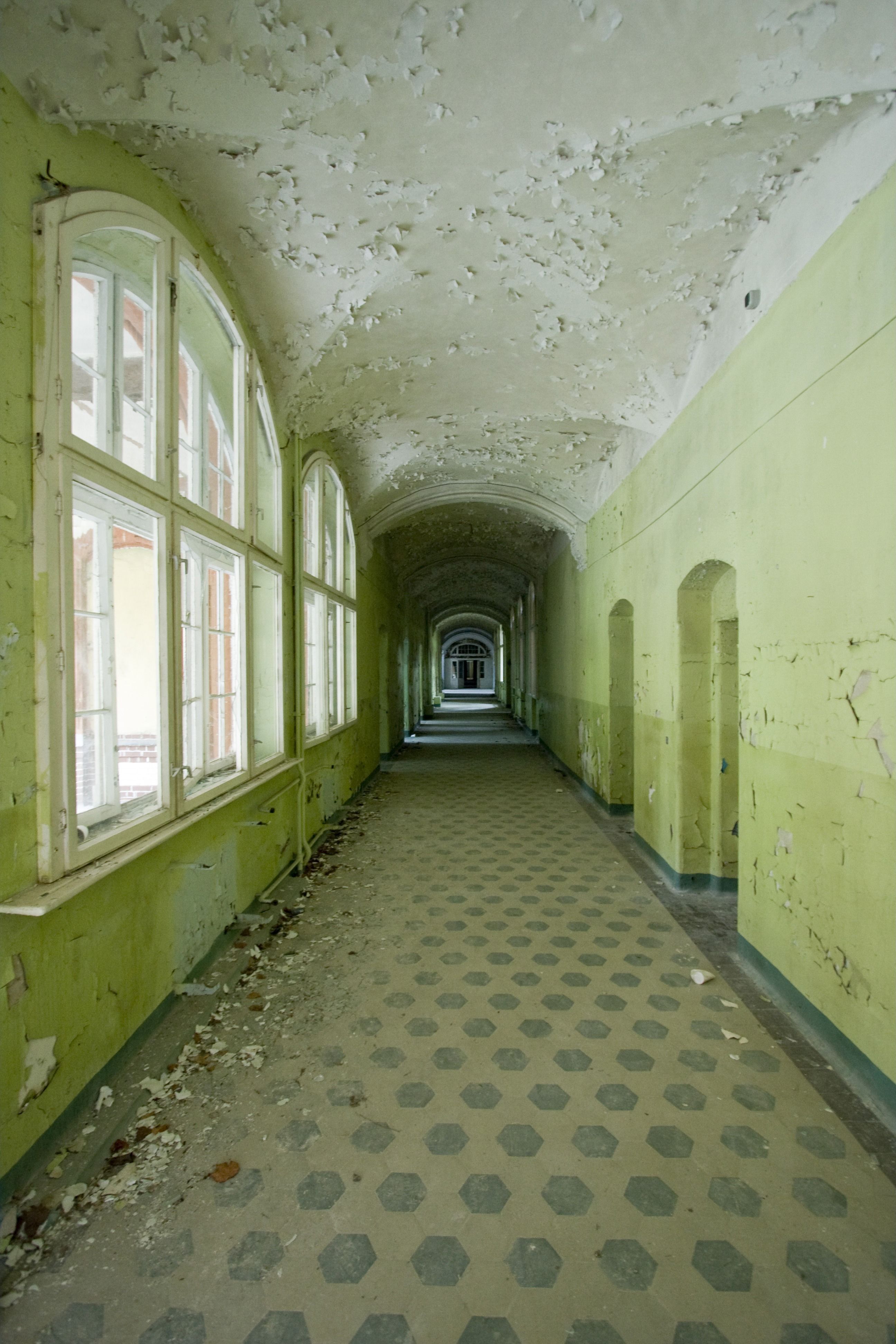 18 Haunting Photos Of An Abandoned Nazi Hospital - Beelitz-Heilstätten ...