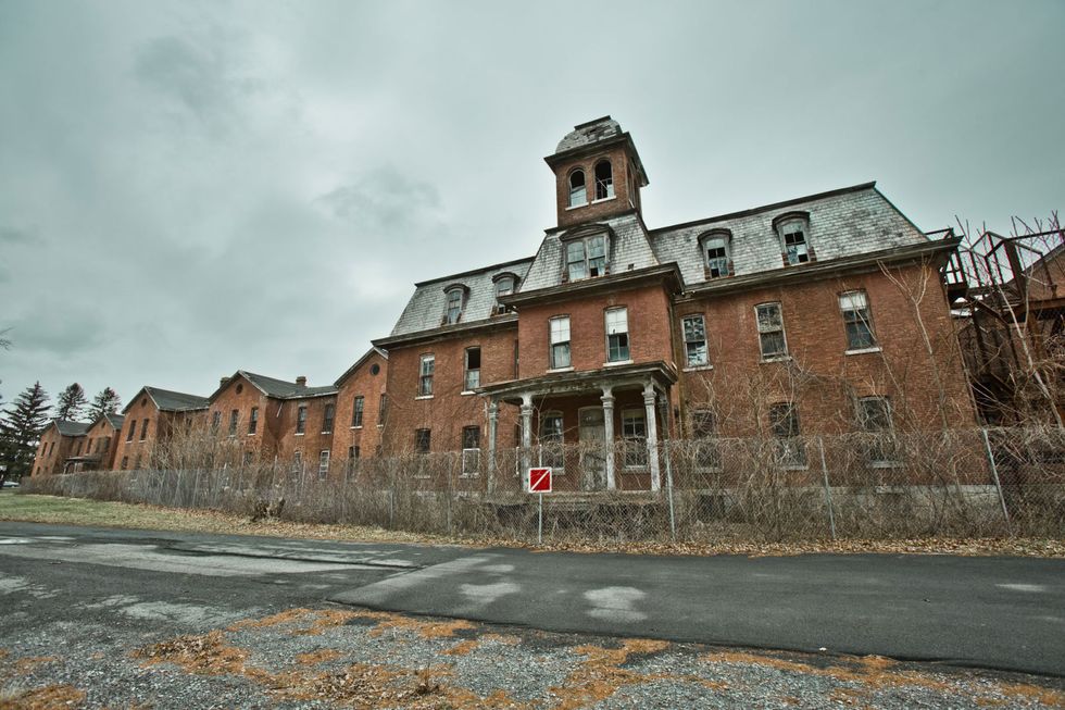 20 Haunting Photos Of Abandoned Asylums In The United States