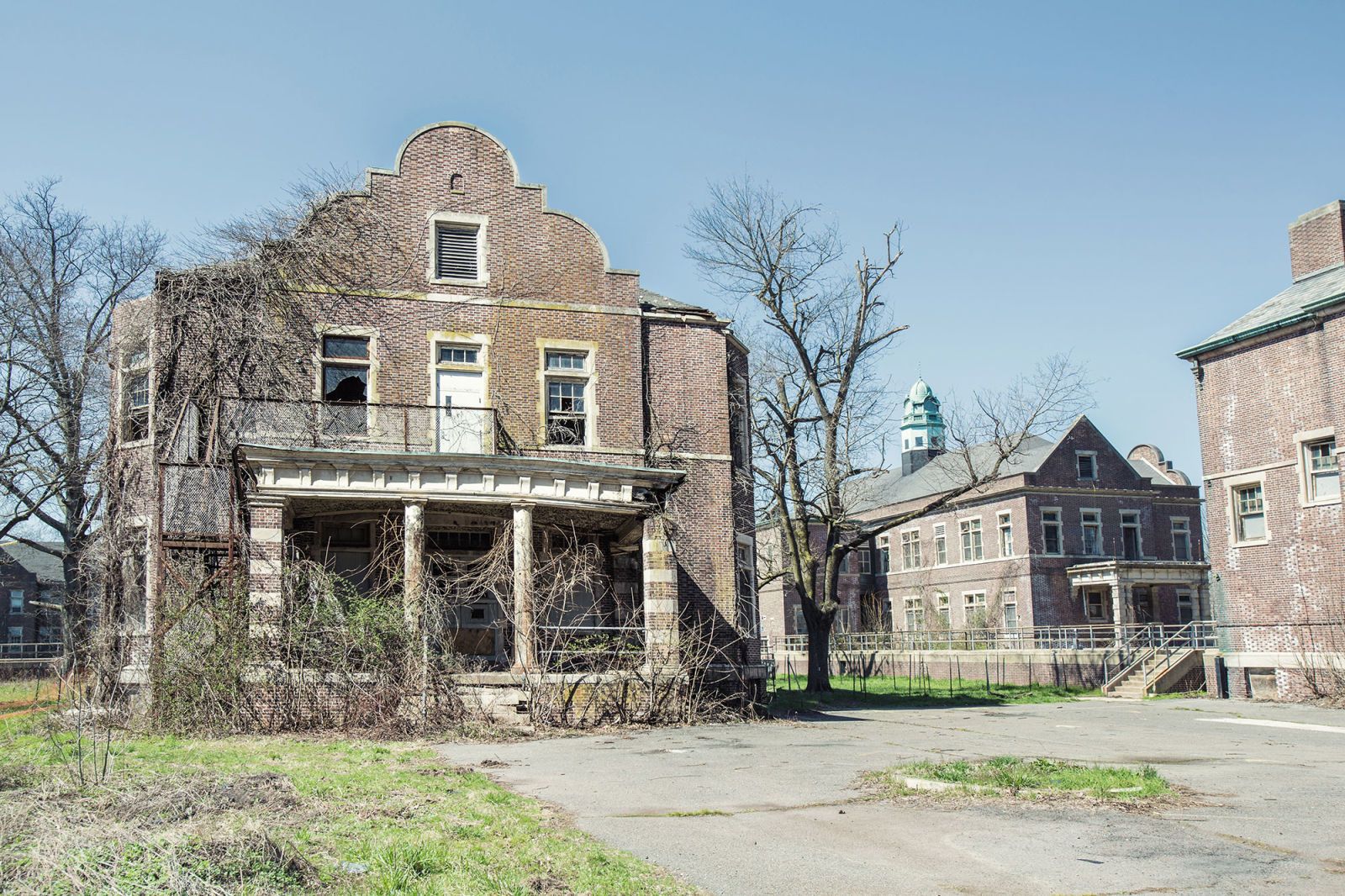 20 Haunting Photos Of Abandoned Asylums In The United States