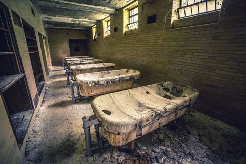 20 Haunting Photos Of Abandoned Asylums In The United States