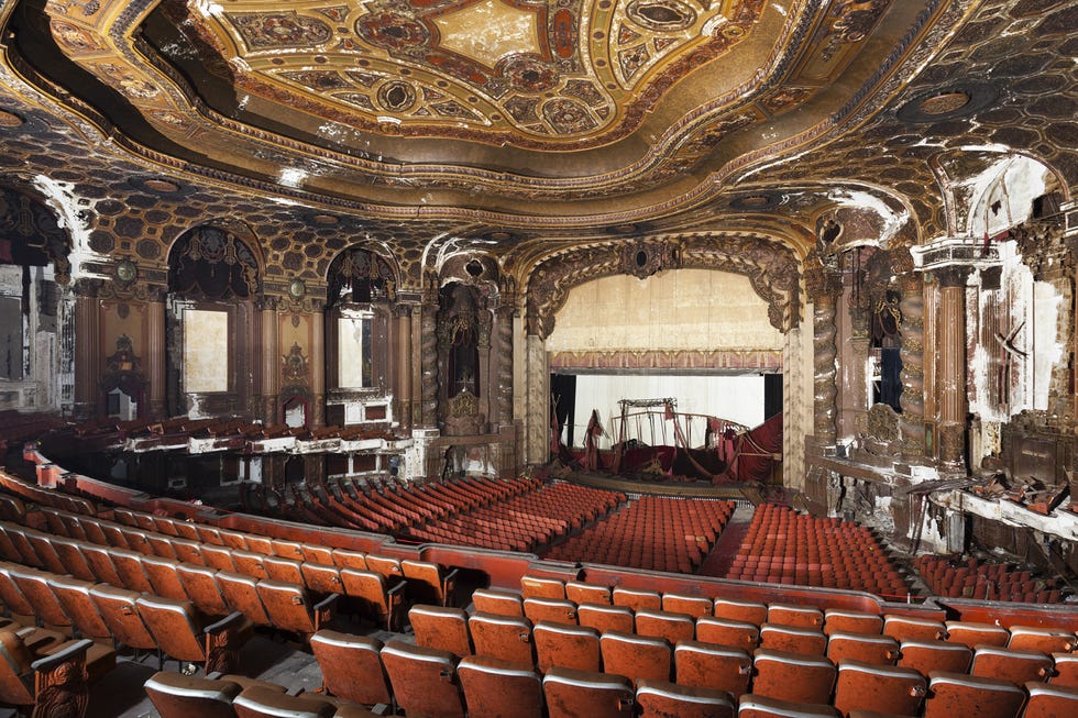 19 Eerie Photos Of America's Abandoned Theaters