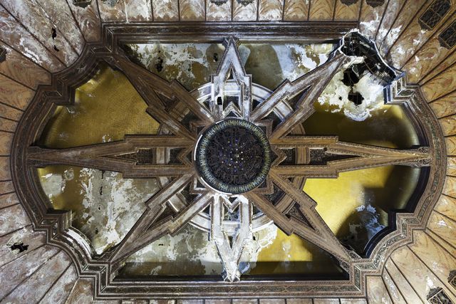 19 Eerie Photos Of America's Abandoned Theaters