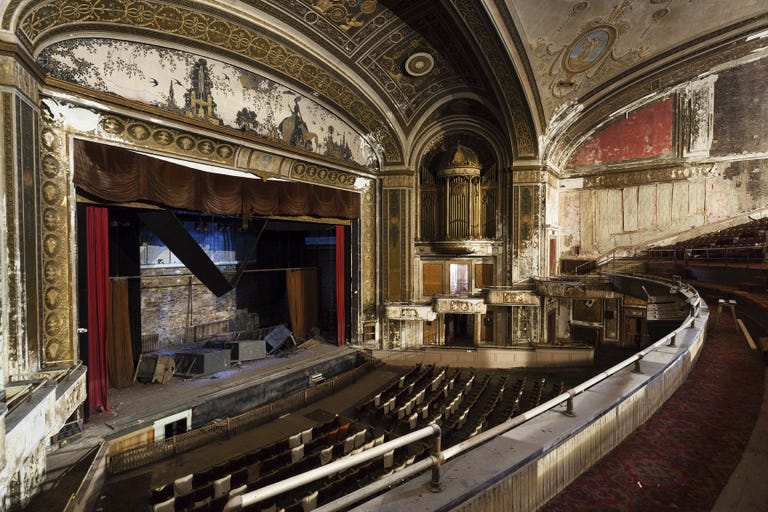 19 Eerie Photos Of America's Abandoned Theaters