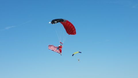 Daytime, Natural environment, Fun, Parachute, Parachuting, Windsports, Paragliding, Leisure, Air sports, Tourism, 