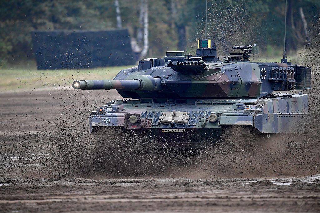 Tank, Combat vehicle, Military vehicle, Self-propelled artillery, Auto part, Machine, Armored car, Gun turret, 