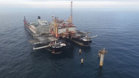 Vehicle, Oil rig, Semi-submersible, Jackup rig, Watercraft, Boat, Offshore drilling, Ship, Floating production storage and offloading, Drilling rig, 