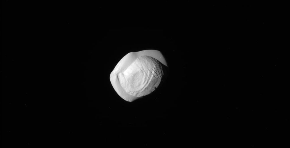 One of Saturn’s Moons Just Got an Amazing NASA Close-Up