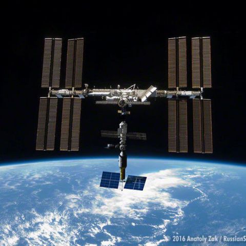 Space station, Satellite, Spacecraft, Outer space, Atmosphere, Space, Earth, Building, Vehicle, 