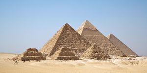 Pyramid, Monument, Historic site, Landmark, Ancient history, Unesco world heritage site, Wonders of the world, Landscape, Sand, Archaeological site, 