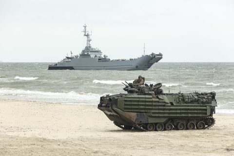 Vehicle, Military vehicle, Amphibious assault ship, Ship, Tank, Naval ship, Combat vehicle, Warship, Military, Watercraft, 