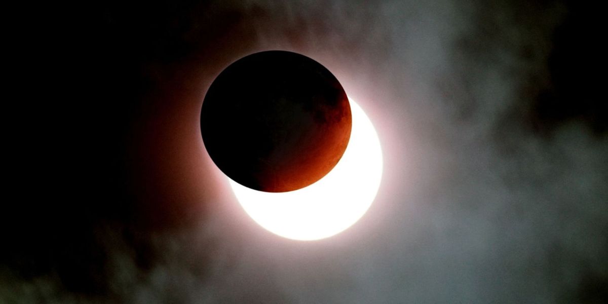 Sky, Atmosphere, Moon, Celestial event, Atmospheric phenomenon, Astronomical object, Lunar eclipse, Eclipse, Light, Space, 