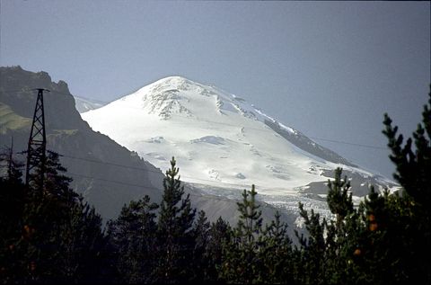 Mountainous landforms, Winter, Mountain range, Mountain, Slope, Hill, Hill station, Summit, Terrain, Glacial landform, 