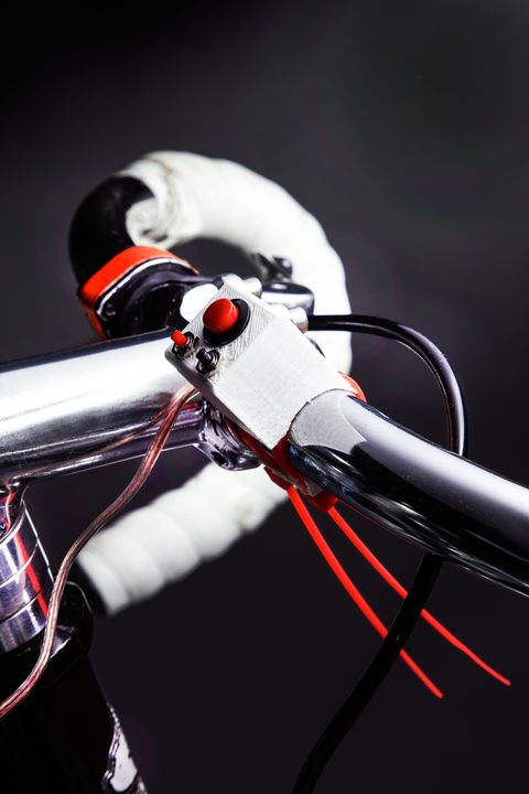 Bicycle handlebar, Bicycle part, Wire, Bicycle wheel, Microphone, Photography, Electrical wiring, Cable, Audio equipment, Vehicle, 