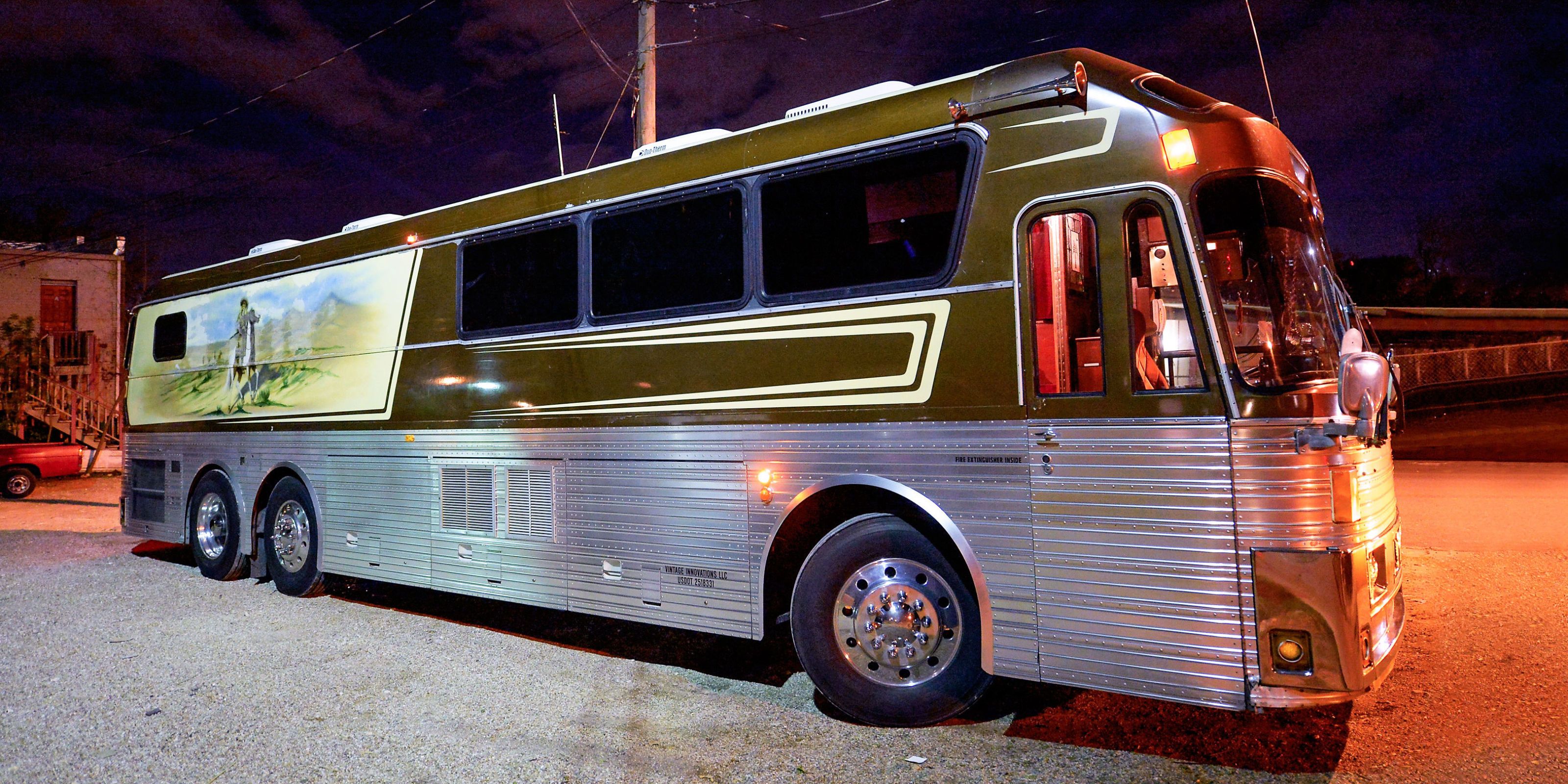 Willie Nelson Tour Bus - Driving Tips From Willie Nelson's Bus