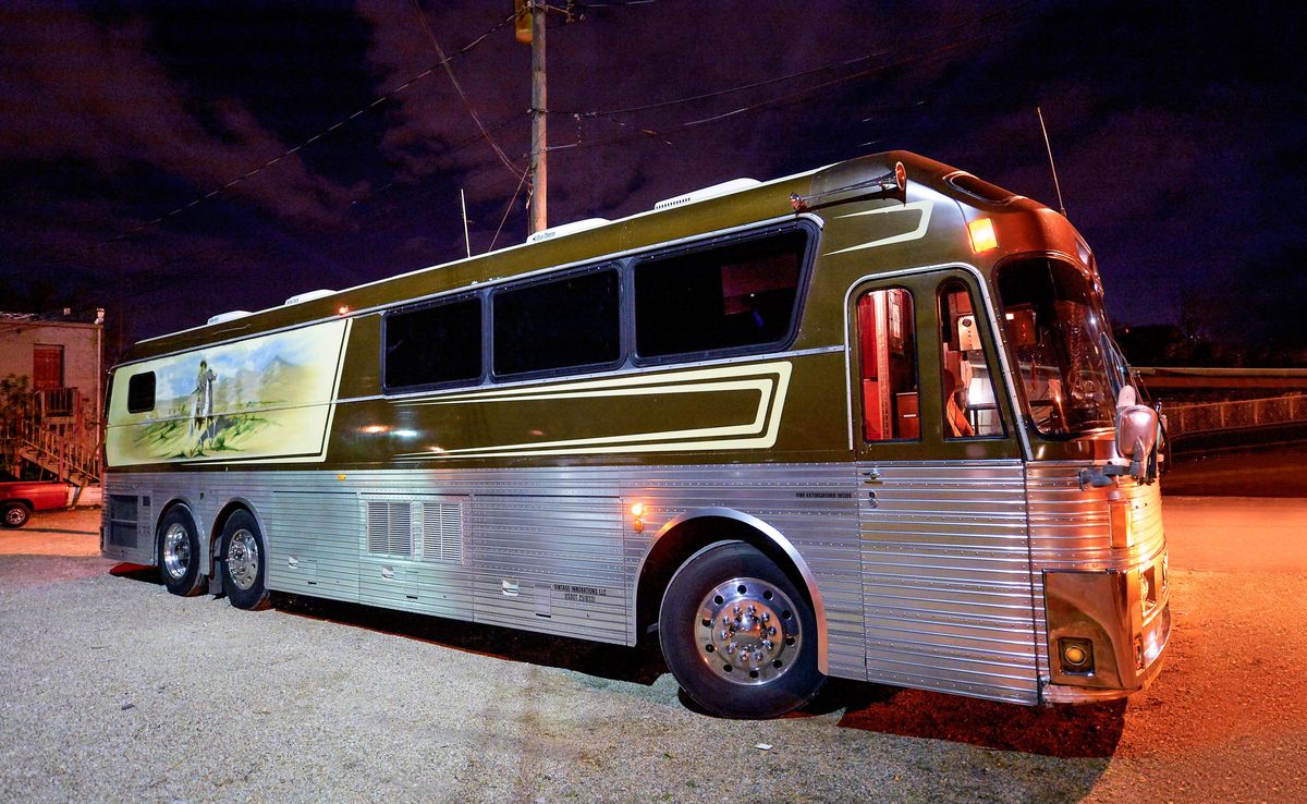 Willie Nelson tour bus