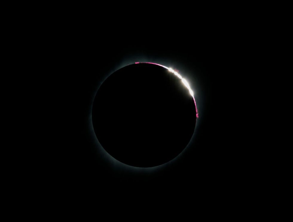 Celestial event, Eclipse, Light, Atmosphere, Astronomical object, Darkness, Corona, Sky, Crescent, Circle, 