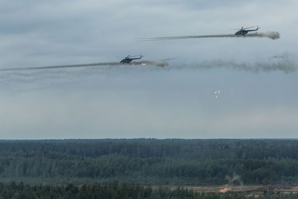 Helicopter, Rotorcraft, Atmospheric phenomenon, Vehicle, Aircraft, Boeing ch-47 chinook, Sky, Military helicopter, Boeing vertol ch-46 sea knight, Air force, 