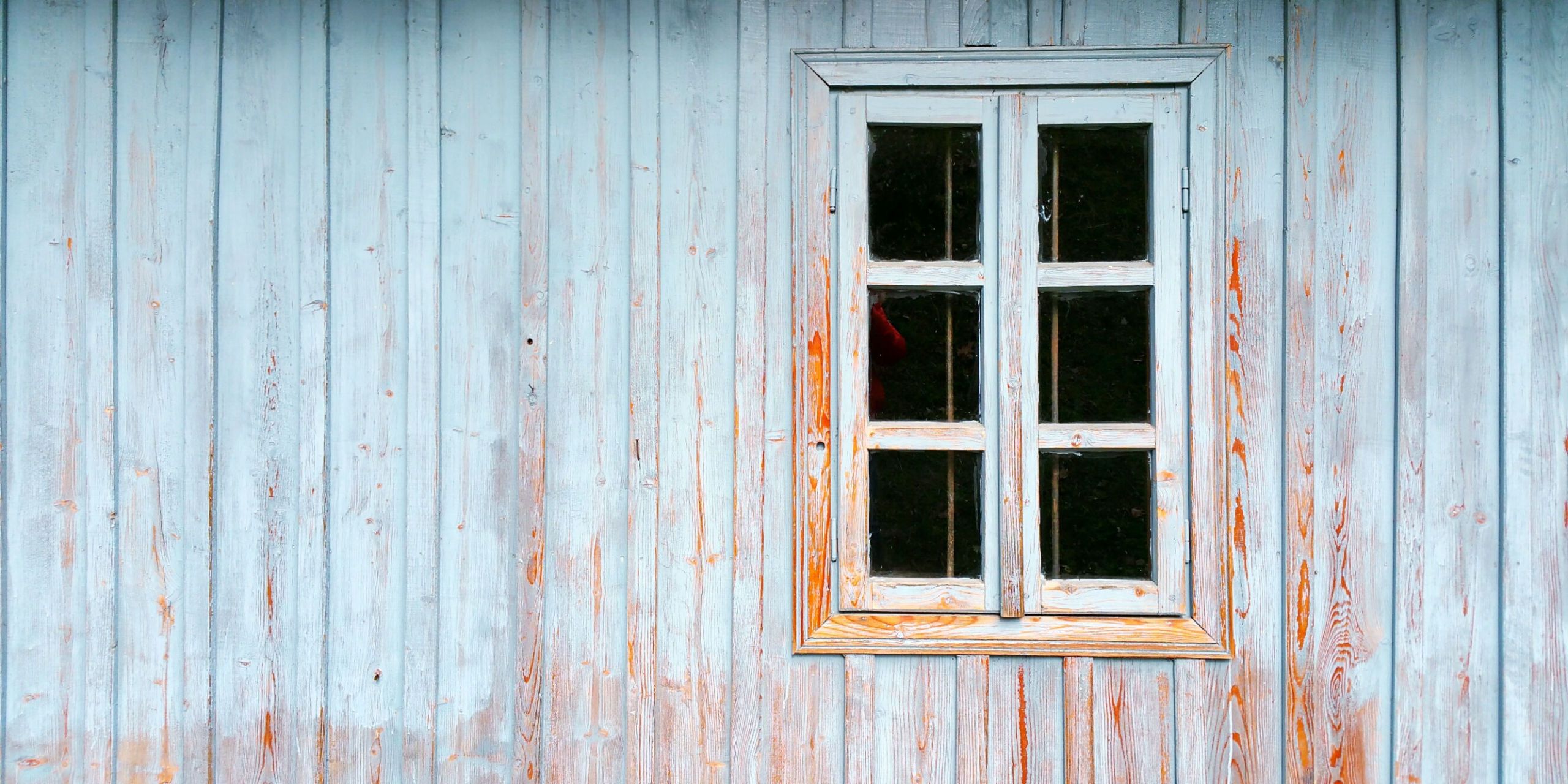 Текстура деревянной стены с окнами