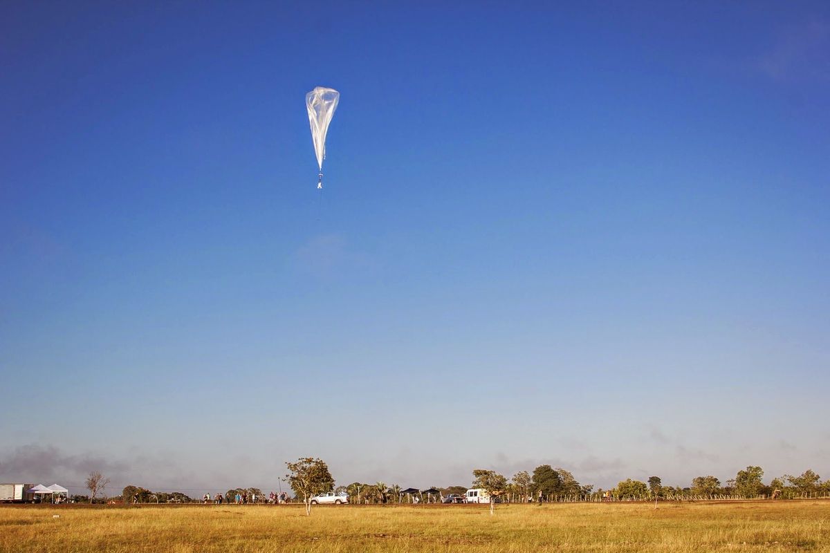 Sky, Cloud, Atmosphere, Grassland, Parachute, Horizon, Plain, Kite sports, Paragliding, Wind, 
