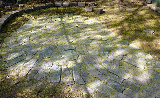 How To Build A Flagstone Patio, How To Make A Flagstone Patio With Grass
