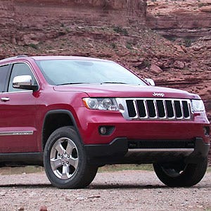Tire, Motor vehicle, Wheel, Automotive tire, Daytime, Product, Automotive exterior, Vehicle, Natural environment, Automotive design, 