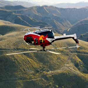 Chuck Aaron modified a German BO-105 helicopter to perform unique aerial tricks.estamos no Banco da frente de um helicóptero, a 1500 pés acima das ondas de espuma do Golfo do México, quando o piloto Chuck Aaron faz algo que nunca se deve fazer. Ele puxa os controles e continua puxando. Quando o nariz do helicóptero se levanta, sinto o meu corpo a afundar-se no assento enquanto o meu coração sobe pelo meu esófago. Continuamos até que tudo o que vejo é céu azul, então a linha que a separa do azul mais verde do Golfo. Uma pequena voz na minha cabeça está a dizer 