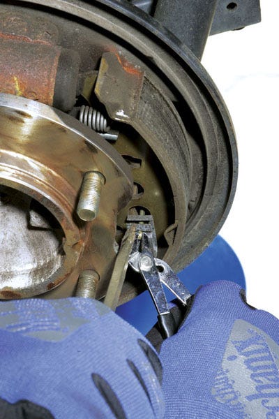 Servicing Drum Brakes - How To Change Rear Brake Shoes On Suzuki Grand Vitara Servicing Drum Brakes - How To Change Rear Brake Shoes On Suzuki Grand Vitara
