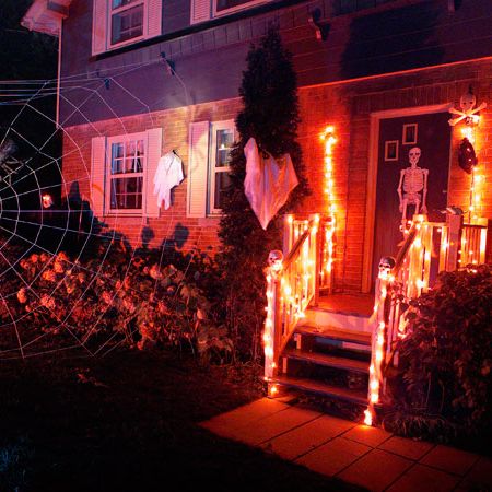 how to hang halloween decorations