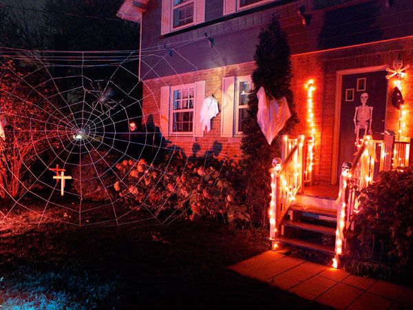 how to hang halloween decorations