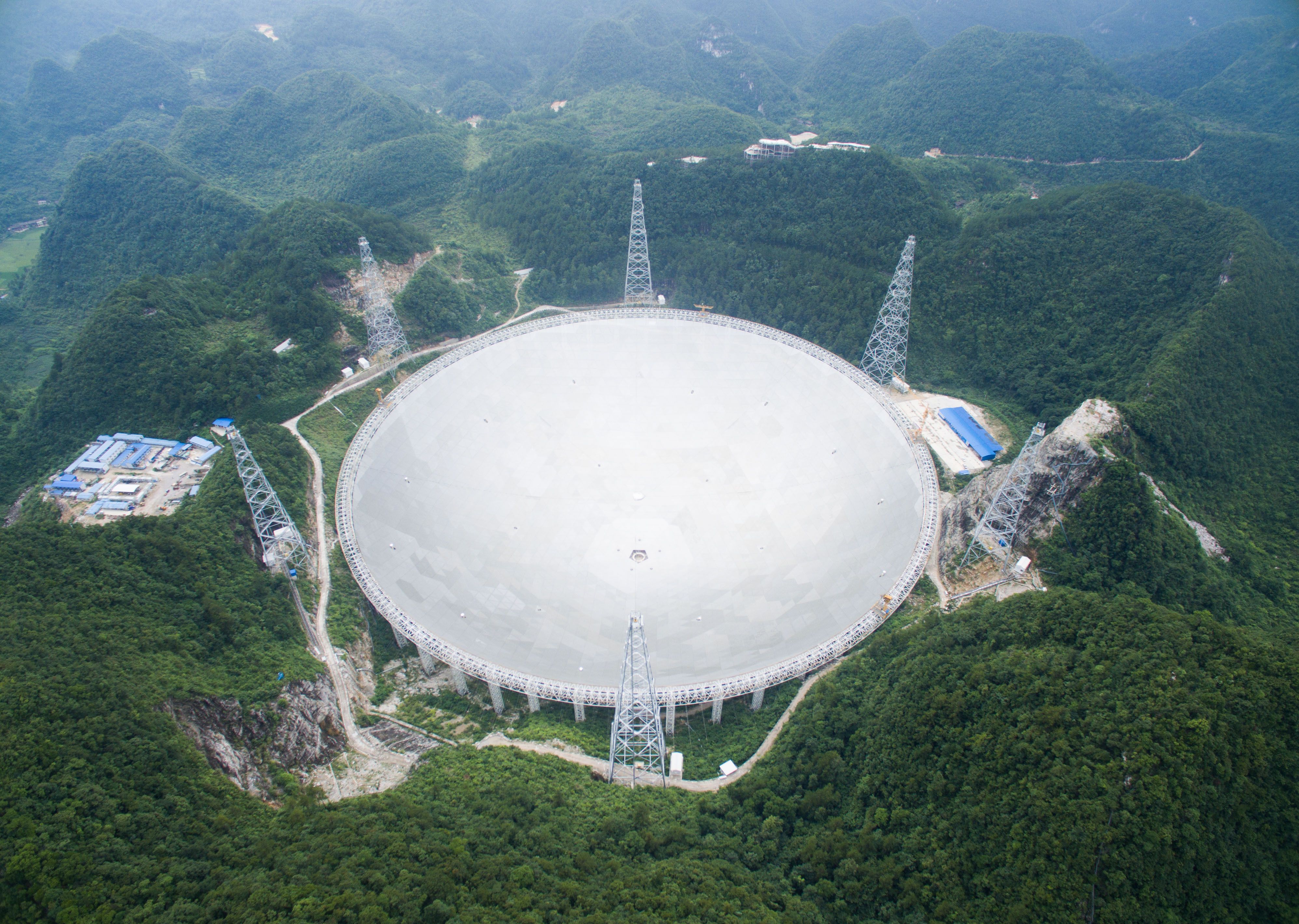 Самый большой телескоп в мире находится. Самый большой радиотелескоп в мире. Телескоп фаст в Китае. Телескоп в Китае самый большой. Радиотелескоп в Китае.