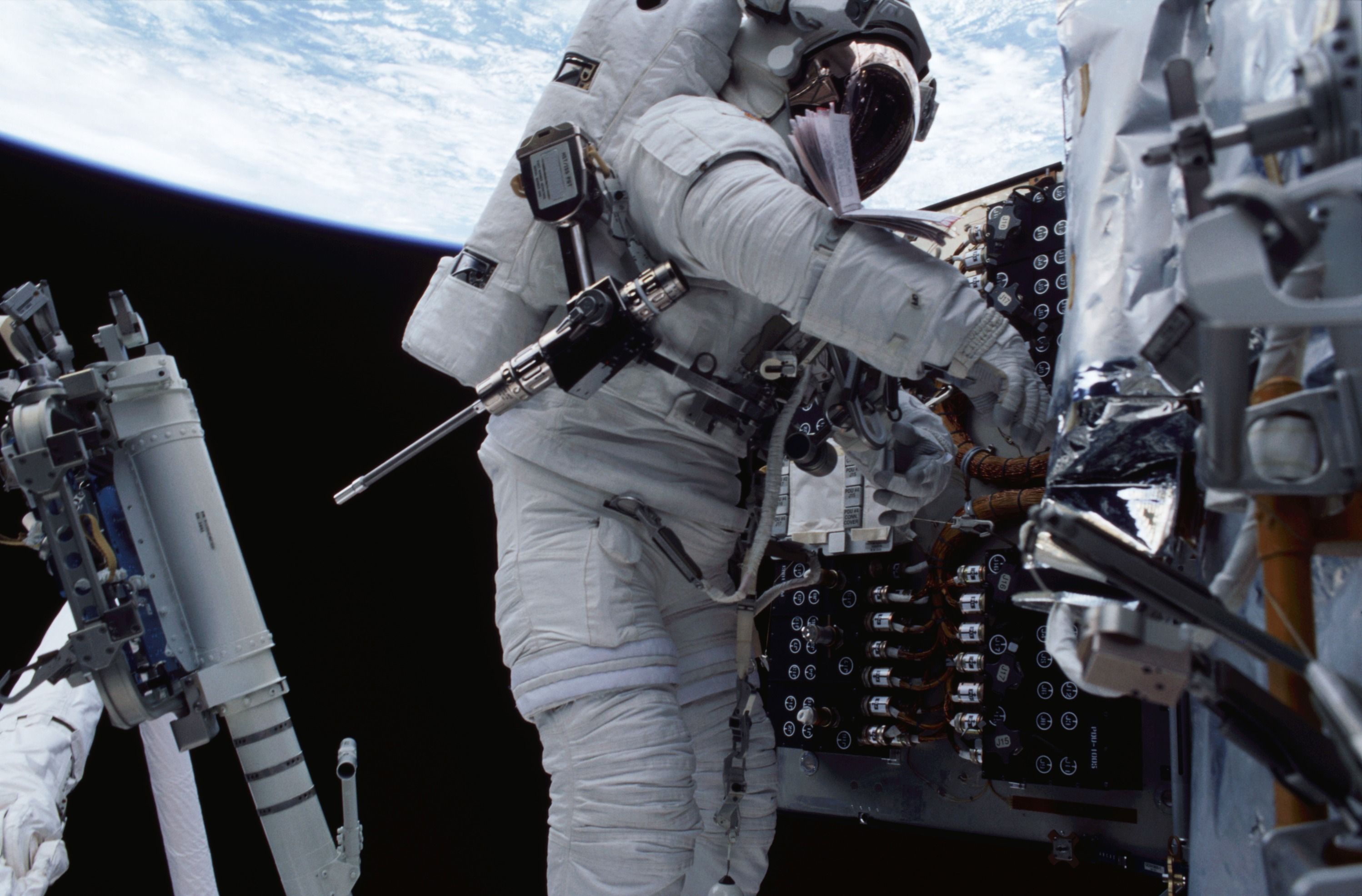 Death in space: The ethics of dealing with astronauts' bodies.