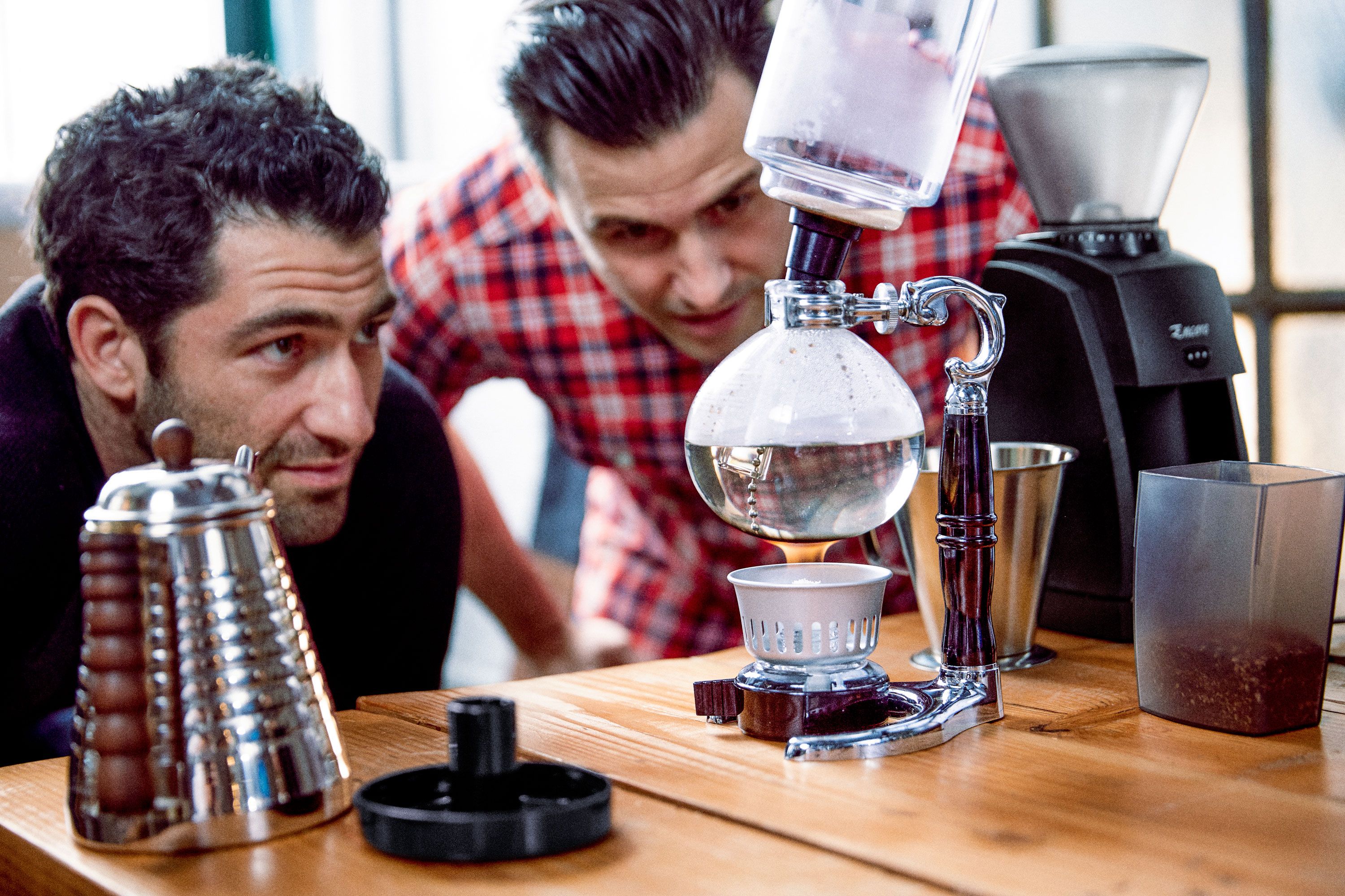 Premium Photo  Professional barista preparing coffee using chemex pour  over coffee maker and drip kettle alternative ways of brewing coffee coffee  shop concept