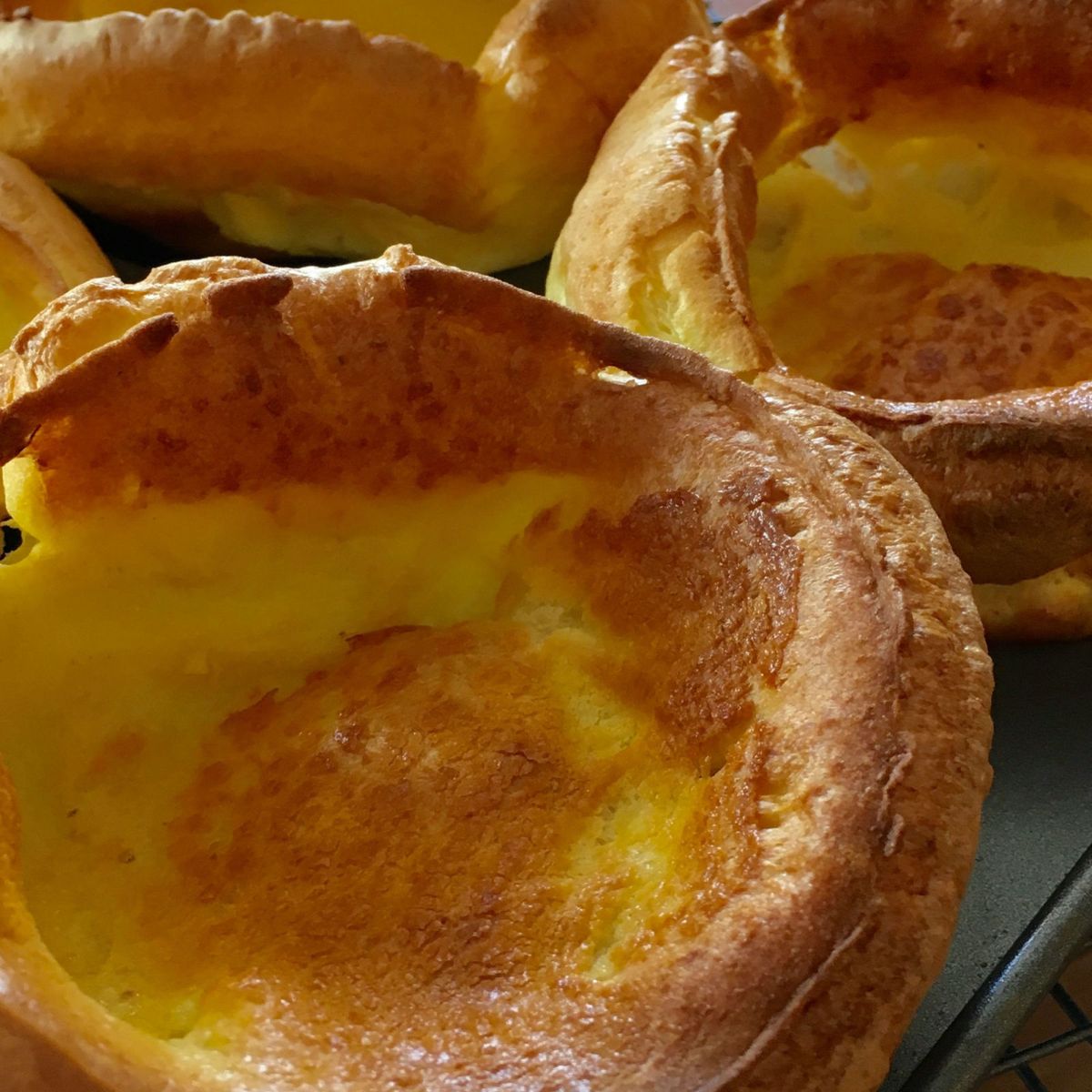 https://hips.hearstapps.com/prima.cdnds.net/assets/16/37/1600x1600/square-1473779715-yorkshire-puddings.jpg?resize=1200:*