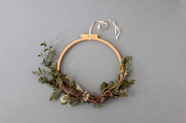 How to make a Christmas wreath with our video guide