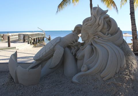 Sculpture, Coastal and oceanic landforms, Arecales, Woody plant, Vacation, Sand, Beach, Coast, Shore, Statue, 