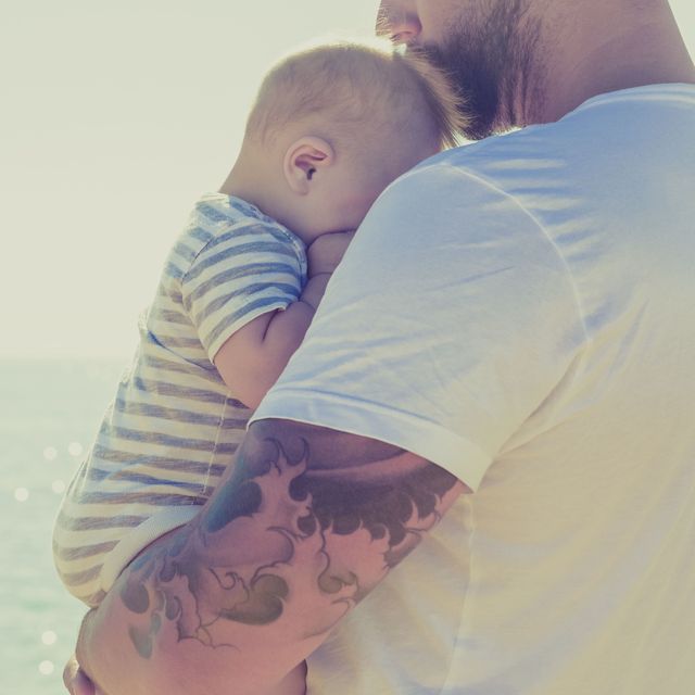 Ear, Sleeve, Elbow, Mammal, People in nature, Baby & toddler clothing, Interaction, Love, Holiday, People on beach, 